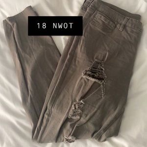 NWOT Cello distressed skinny jeans